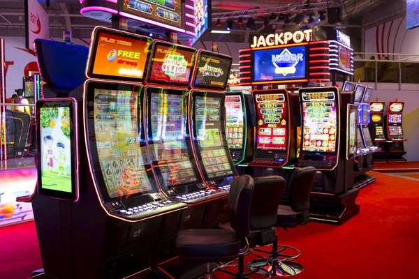 Live dealer at olympus188 Macau Pools table with HD studio setup